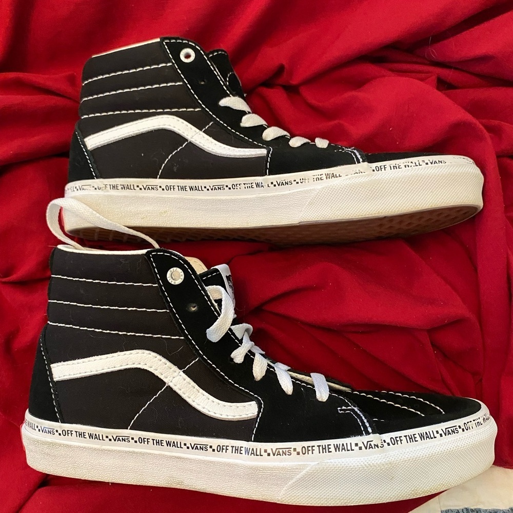 Vans SK8 HI Black & White Juniors Size 6
In Excellent Condition Barely Worn - Picture 5 of 6